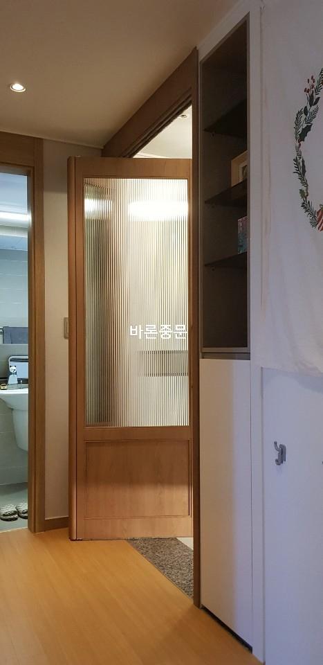 스윙도어 한 장 때문에 다시 본 욕실 마감선