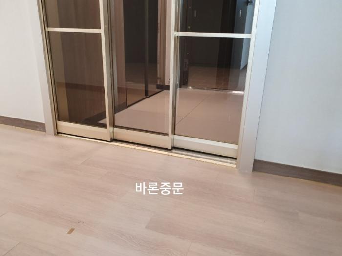 샴페인골드 아노다이징 도장으로 화사함을 더한 초슬림 3연동 중문 | 수지광교산아이파크
