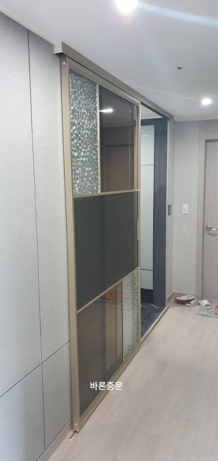 샴페인골드 프레임에 세 가지 유리를 매칭한 찰나의 시선