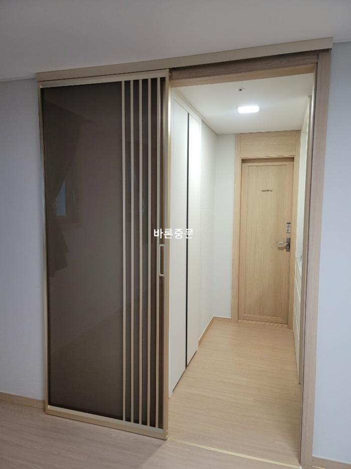 샴페인골드 아노다이징 도장과 브론즈샤틴 유리를 더한 중문 | 청주 가경자이