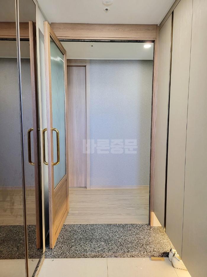 붉은 기 없는 영림 155 우드톤으로 완성한 포근한 첫인상 | 경기 광주 자연앤자이