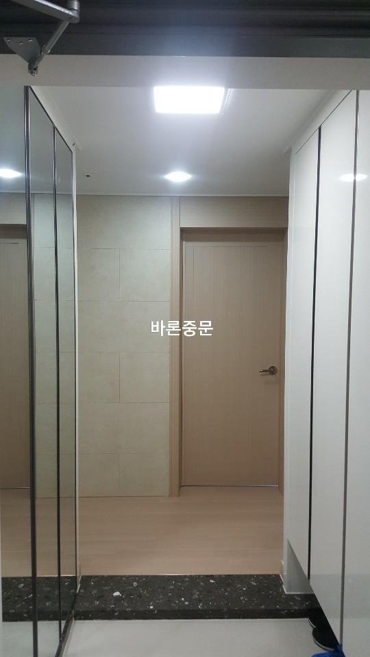 샴페인골드 프레임과 브론즈 강화유리로 완성한 원슬라이딩 중문 | DMC중흥S클래스더센트럴