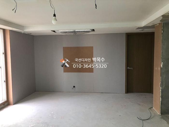 아치형 게이트와 슬라이딩 도어로 구성한 목공 디테일 | 영종 하늘도시 한라비발디