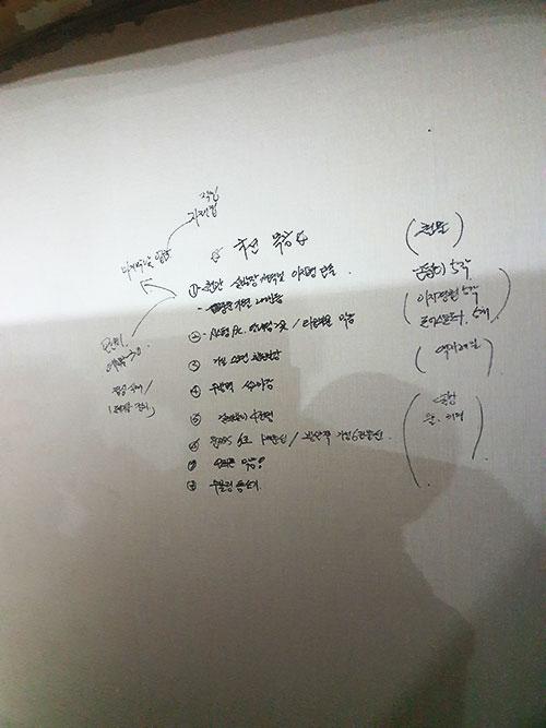 아치형 수납장과 9미리 문선으로 정돈한 현관과 복도 | 부천 무지개마을 동신아파트
