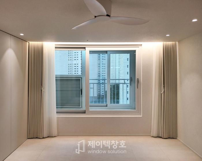 KCC 시스템창호 MBR145와 3중유리로 교체한 고층 주상복합 | 해운대 더샵센텀파크