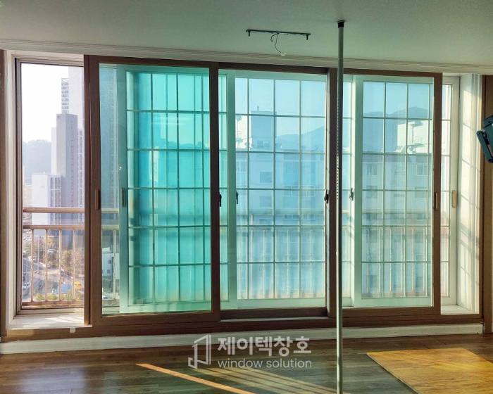 격자무늬를 걷어내고 로이유리로 시야를 넓힌 샷시 교체 | 밀양 제일훼미리타운