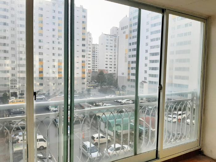시트지로 가려졌던 창을 KCC창호와 미스트유리로 교체한 진주 들말대경아파트