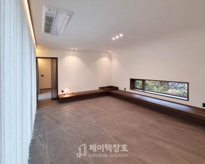 브라운 톤의 블라인드