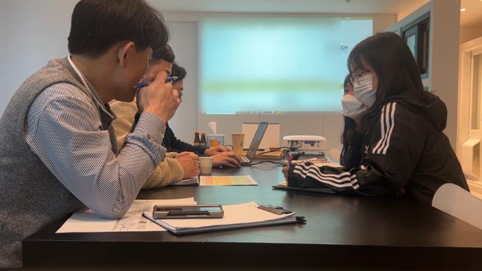 로이유리와 그린유리로 사생활 보호와 단열을 동시에 잡은 주방·발코니 창호 | 문현 삼성아파트