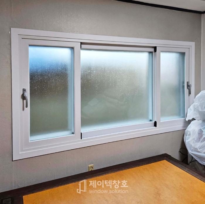 나무 샷시의 변형을 잡고 22T 로이 유리로 교체한 노후주택 | 부산
