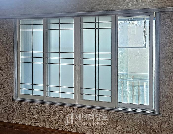 결로로 변색된 유리를 걷어내고 KCC VBF 시리즈로 교체한 집 | 진해 우성아파트