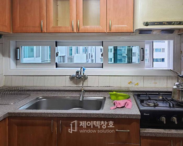 테이프로 고정해 쓰던 낡은 알루미늄 샷시를 KCC PVC 창호로 바꾼 집 | 기장현대아파트