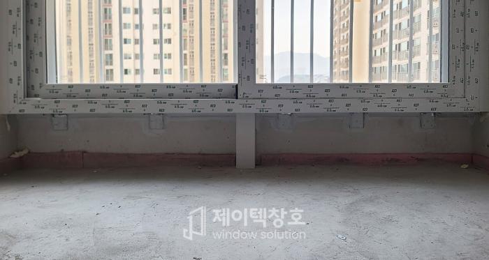 로이유리와 화스너 보강으로 단열을 챙긴 확장 거실 | 양산 효성백년가약 33평