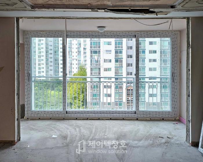 체리색 PVC 샷시를 걷어내고 로이유리로 채운 32평 확장형 | 부산 남구 엘지메트로시티 5차