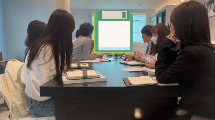 태블릿 속 수치 하나가 샷시 기밀성을 결정하는 순간