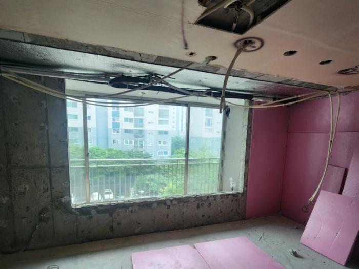 외벽 두께 변수로 하부 통바 고정법을 적용한 KCC 프라임 242 시공 | 해운대 경남선경 48평