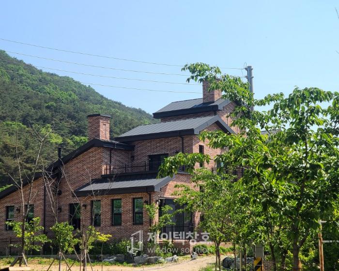 랩핑 대신 선택한 블랙 불소도장과 43T 삼중유리의 디테일 | 경산 전원주택