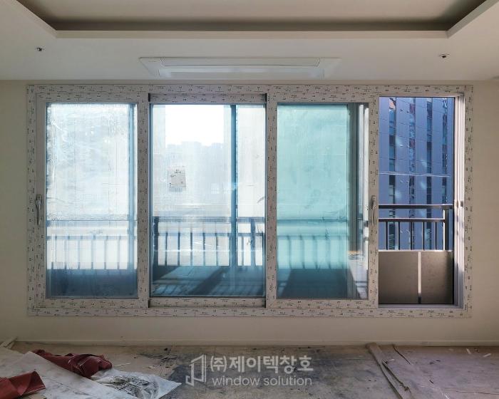 답답했던 철제 난간 대신 투명한 개방감을 채운 거실 | 대구 힐스테이트만촌역
