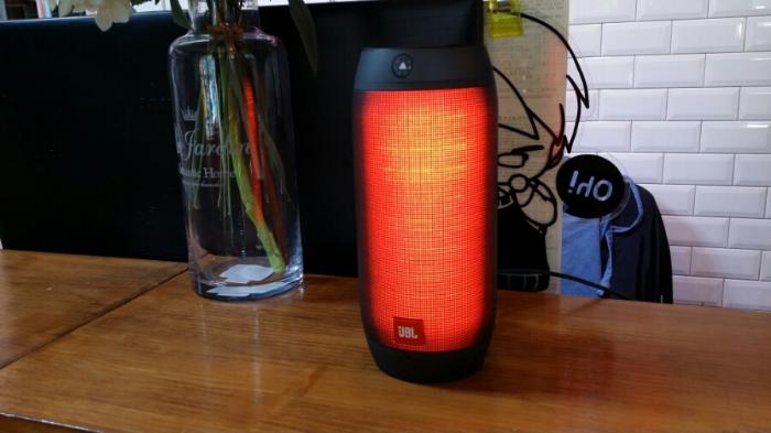 음악에 맞춰 색이 변하는 JBL pulse2 스피커의 빛 | 매장
