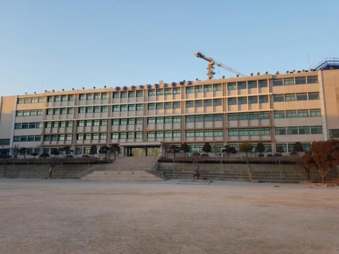 에폭시 퍼티로 잡은 벽면 크랙과 글로시한 페인트 마감 | 광운전자공업고등학교