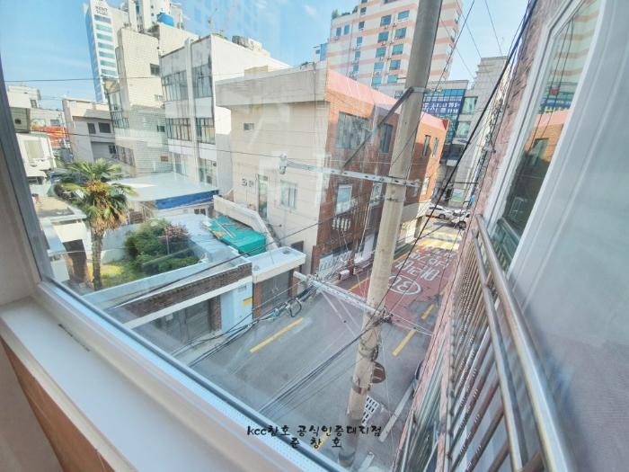 사다리차 진입 불가한 환경에서 윈치 작업으로 완성한 KCC창호 교체 | 부산 광안동 32평 빌라