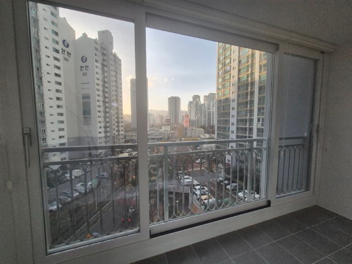 외풍과 소음 걱정 없이 아늑해진 창가 | 부산 동래벽산아파트 20평대 샷시 교체
