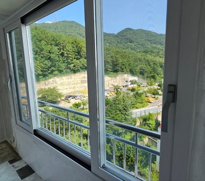 수동 잠금장치를 자동 잠금 파시노 핸들로 바꾼 26T 로이유리 창호 | 부산진구 전포화신