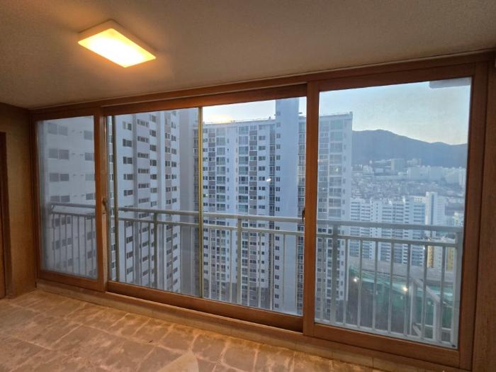 백색 프레임과 24mm 로이유리로 바꾼 창호 | 부산 사상구 주례한일유앤아이
