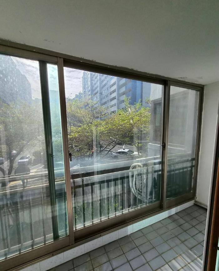 찬바람 막아주는 블랙 레일의 세련된 변신 | 부산 모라우신 아파트 창호 교체