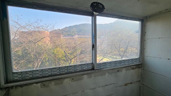 알루미늄 창호의 틈새를 PVC 용접식 프레임으로 바꾼 집 | 부산 학장벽산