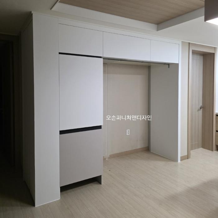 비스포크 냉장고에 맞춘 투컬러 틈새장으로 완성한 주방 | 전북 혁신도시 호반베르디움