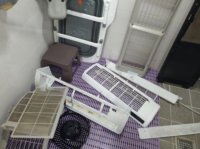 레인지후드 망 필터의 짙은 황색 기름때가 멈춰 세운 주방