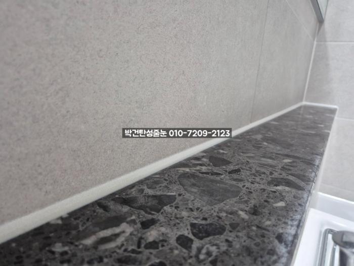 타일 톤에 맞춘 줄눈 색상 선택의 디테일 | 마창대교유보라아이비파크