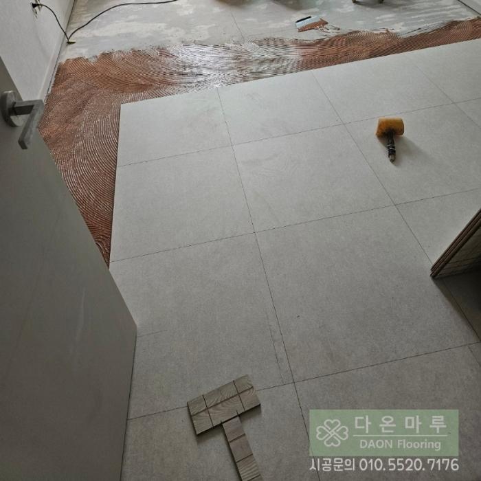 600각 정사각 마루로 대리석 질감을 구현한 48평 확장형 구조 | 안성 공도 디자인시티블루밍아파트