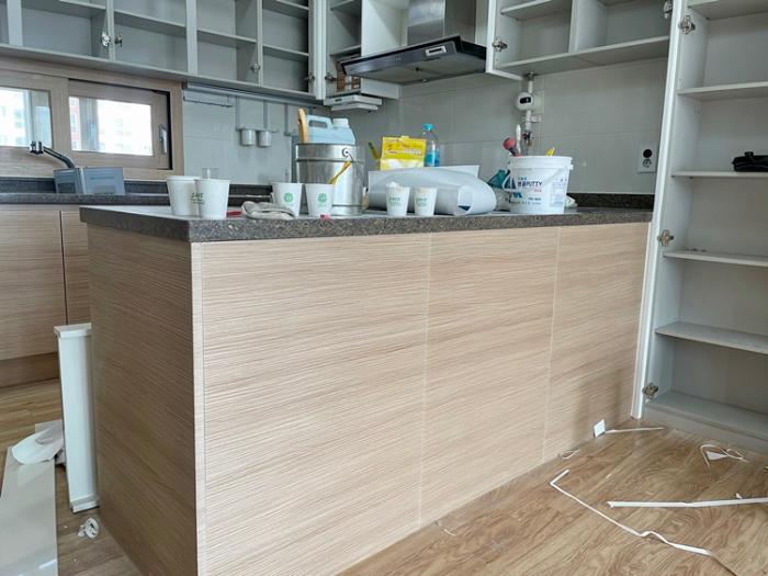 뉴트럴 그레이 톤 주방 하부장