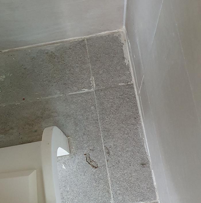 덜그럭거리던 타일 바닥, 아덱스 쉘터글루로 단단하게 고정했어요 | 성산읍 오션스타 콘도