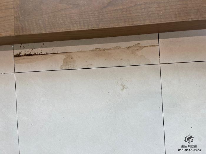타일 본드와 평탄 클립 잔해를 걷어내고 채운 케라폭시 | 영등포 아트자이