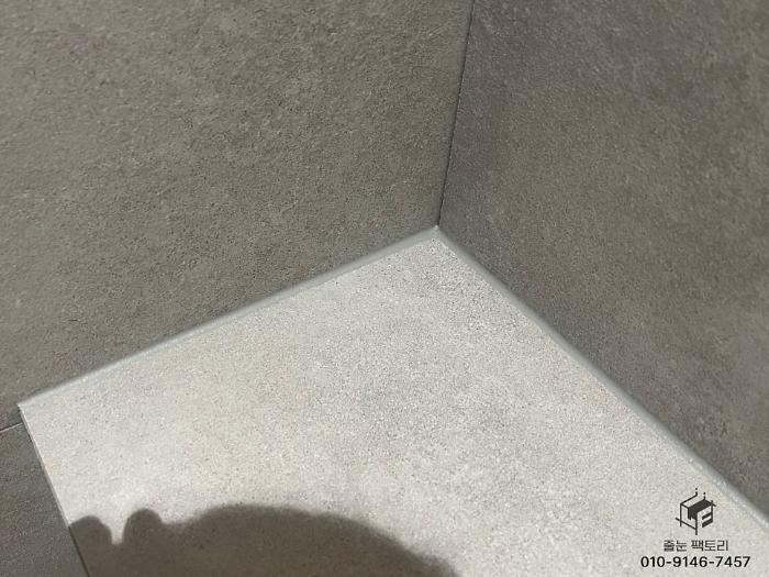 타일 본드와 평탄 클립 잔해를 걷어내고 채운 케라폭시 | 영등포 아트자이