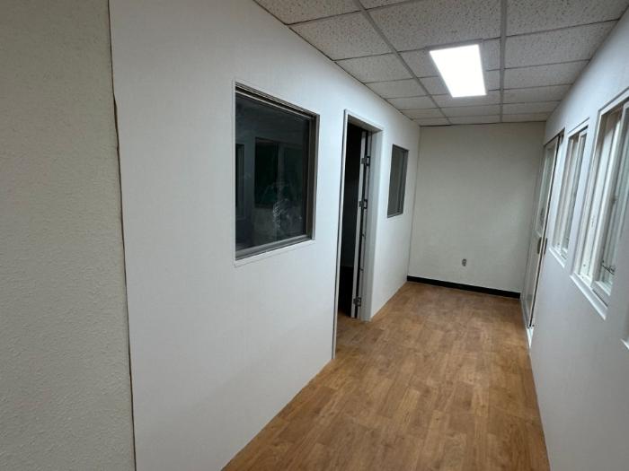 하얀 가벽으로 더 넓고 환하게 변신한 공간 | 대구 남구 초등학교 필름 시공