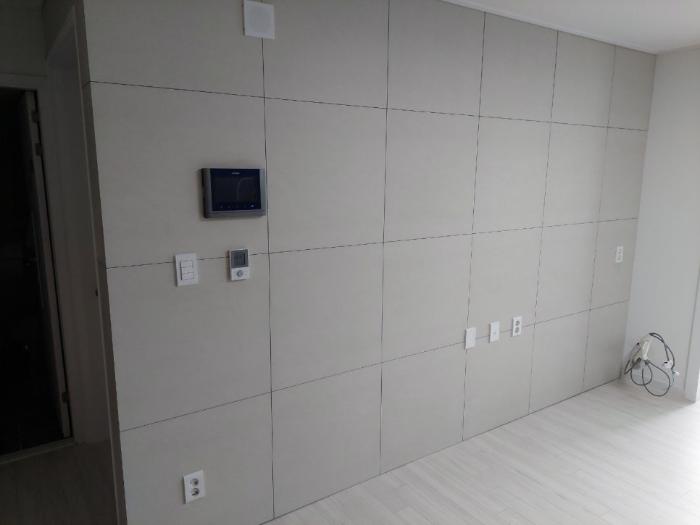 600*600 포세린 타일 무줄눈 마감이 바꾼 거실의 인상