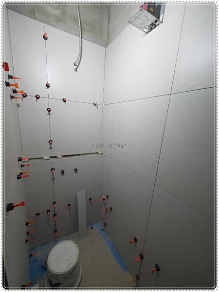 수평을 맞추기 위해 고정 장치가 배치된 시공 현장