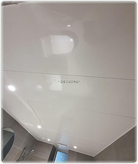 매립등 4개가 설치된 욕실 천장 점검구