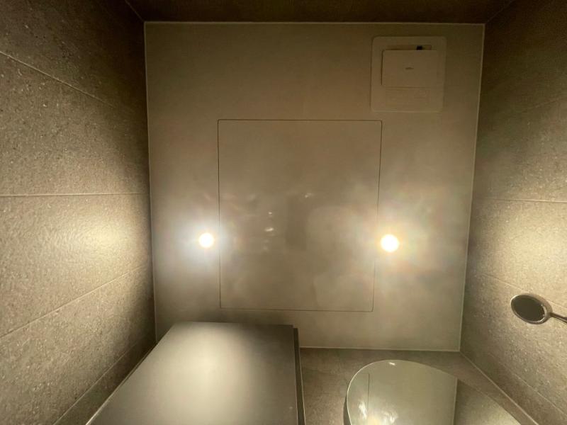벽 타일의 줄눈을 맞추며 시공하는 모습