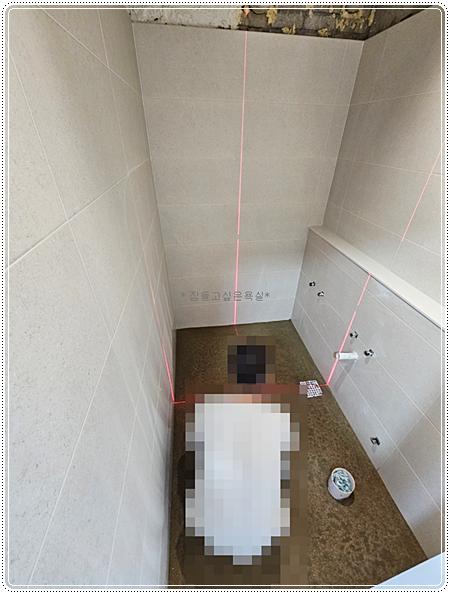 기존 욕조와 설비가 남아있는 시공 전 장면
