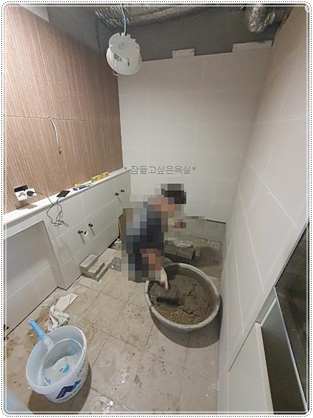 줄눈이 보이는 벽 타일 시공 상태