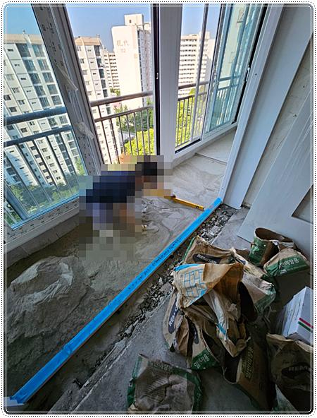 파란색 테이프로 경계를 표시하고 파편을 정리한 발코니 내부