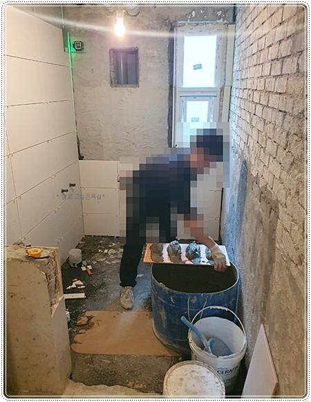작업 중인 손과 정밀 도구의 모습