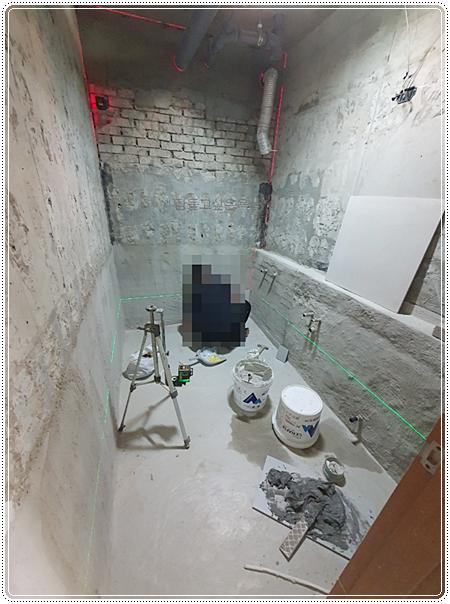 레이저 장비로 수평을 맞추는 타일 밑작업 과정