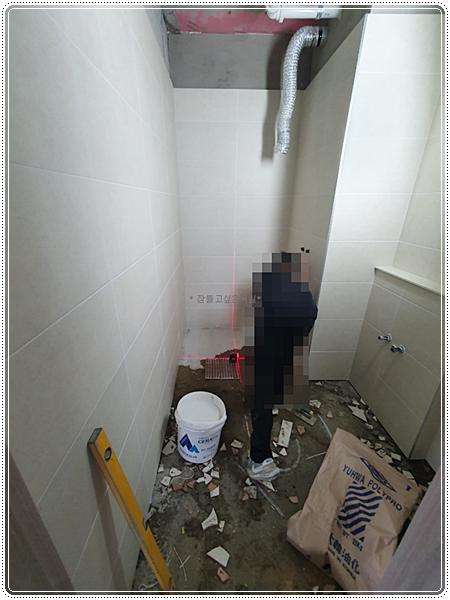 줄눈이 보이는 벽 타일 시공 장면