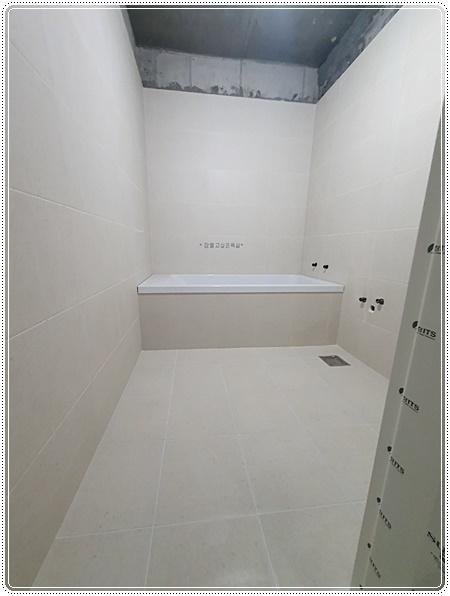 욕조 주변 조적 작업이 진행 중인 장면